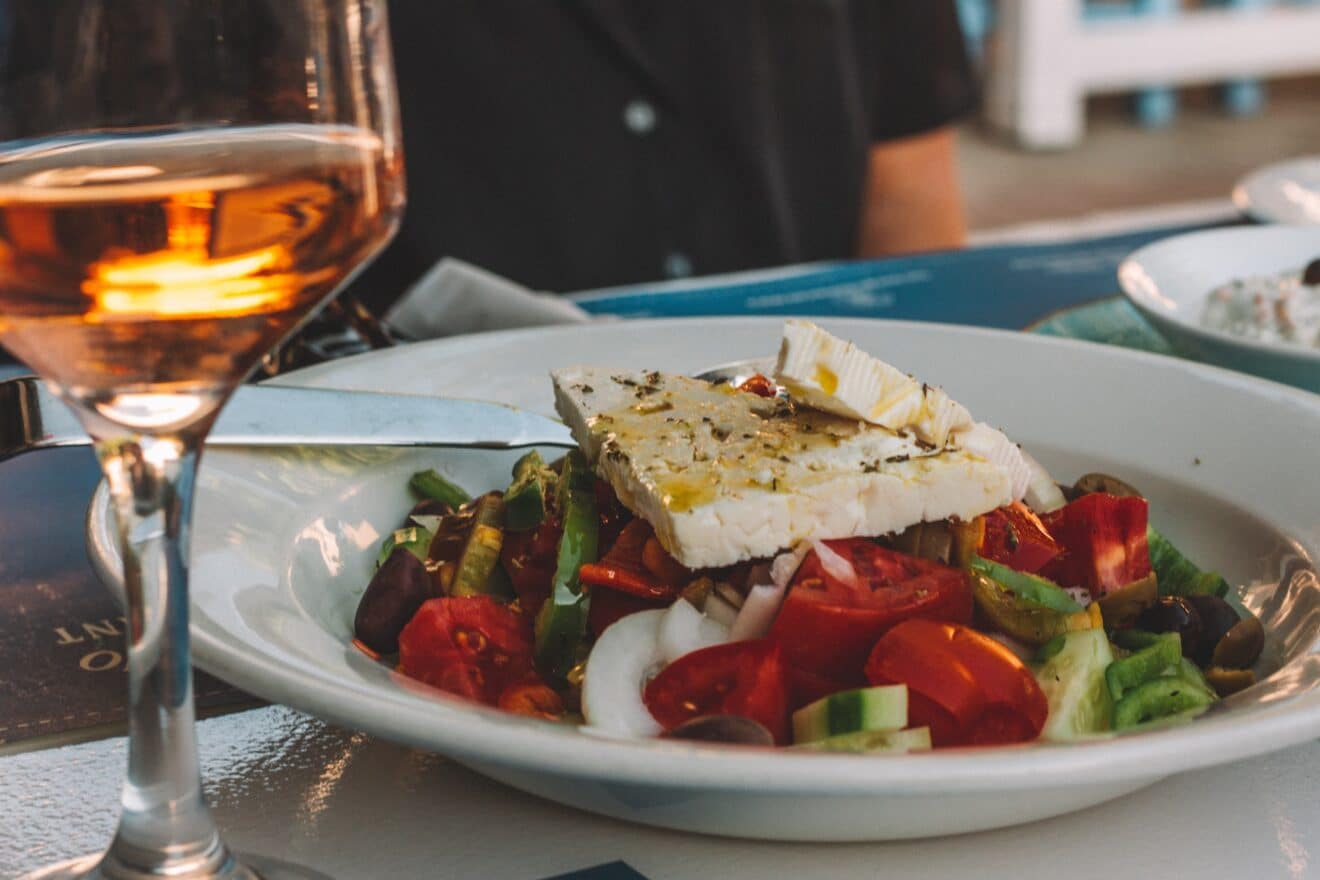 La salade grecque : une entrée ensoleillée pour un été méditerranéen