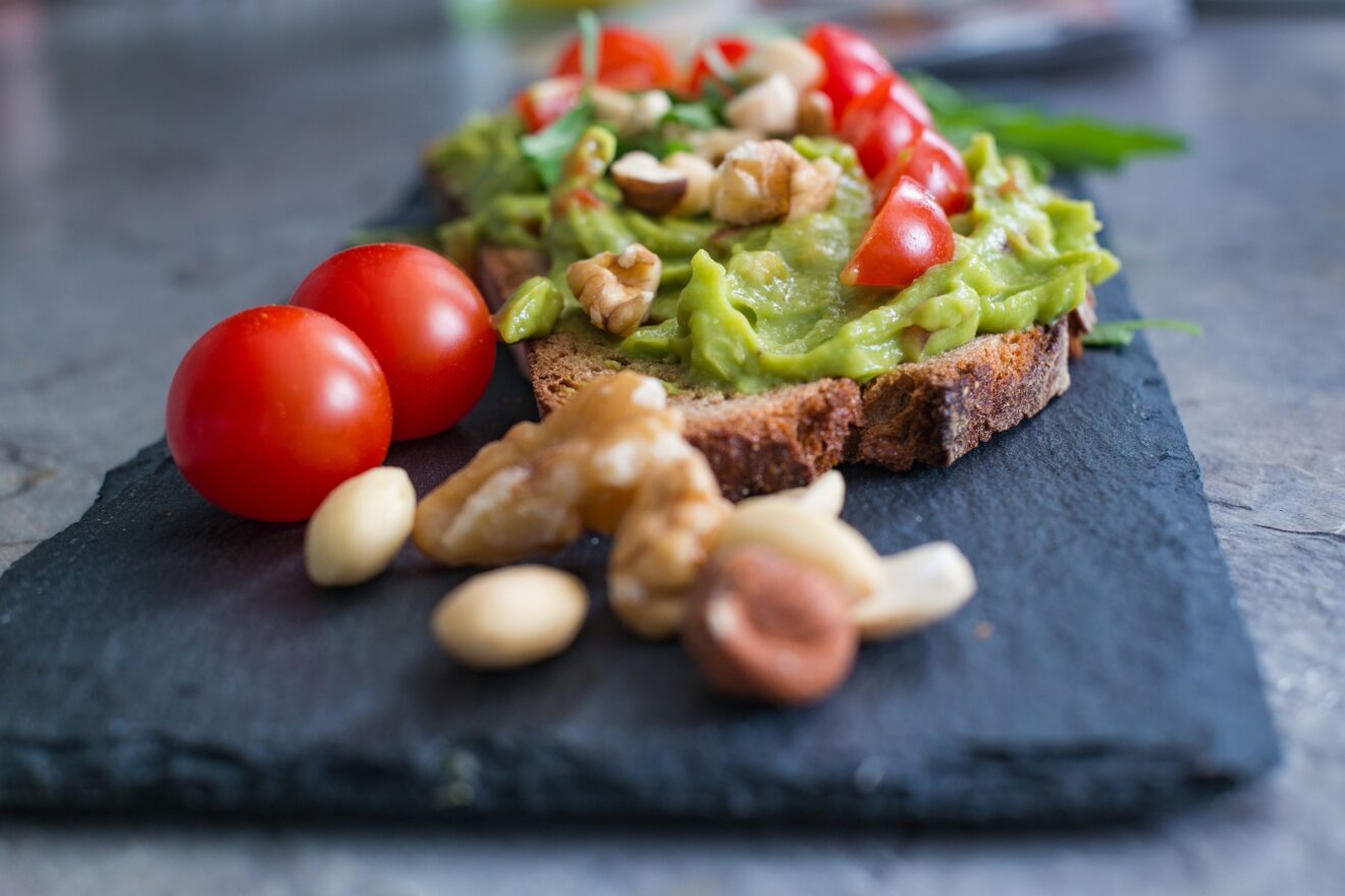 Tartines d'avocat aux tomates cerises et basilic : la simplicité de l'été