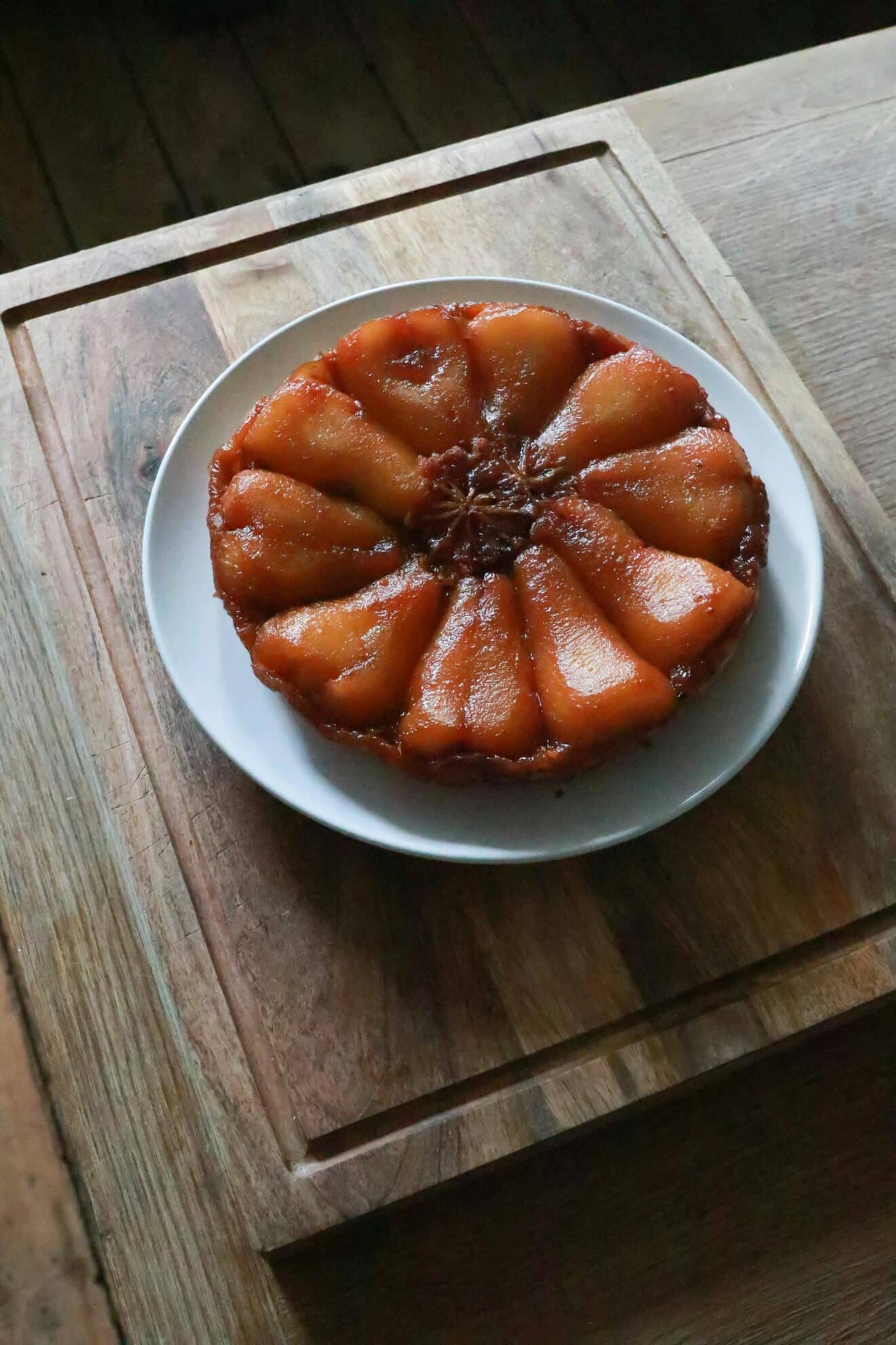 Vous ne devinerez jamais pourquoi cette tarte tatin aux poires et épices est si irrésistible